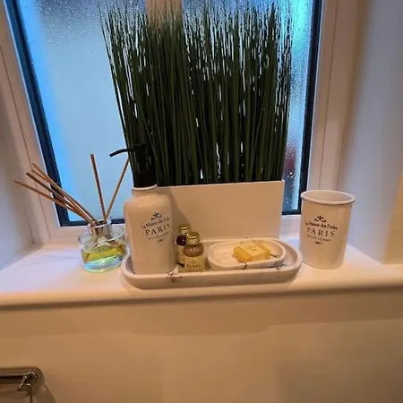 Charm ,3 Bedrooms , 4 Beds,2 Bathrooms *