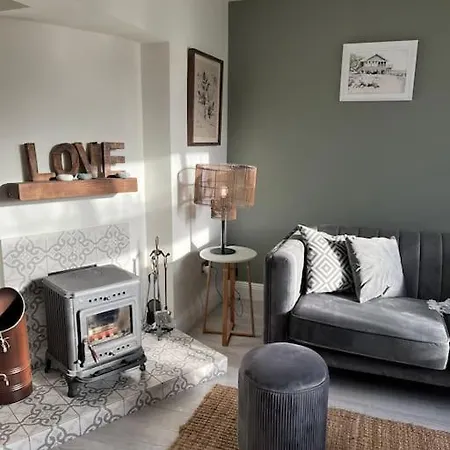 Charm ,3 Bedrooms , 4 Beds,2 Bathrooms