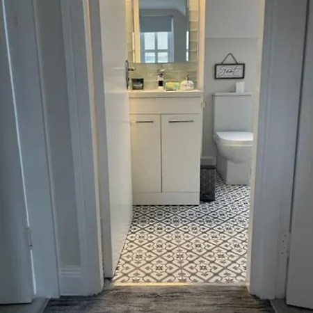 Prázdninový dům Charm ,3 Bedrooms , 4 Beds,2 Bathrooms *